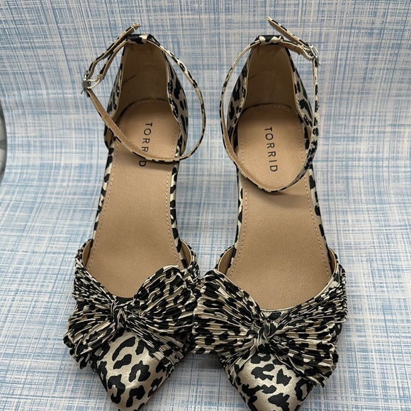 Torrid Women's Leopard Print Heels Bow accent EXTRA WIDE 9WW shoes - Picture 2 of 7